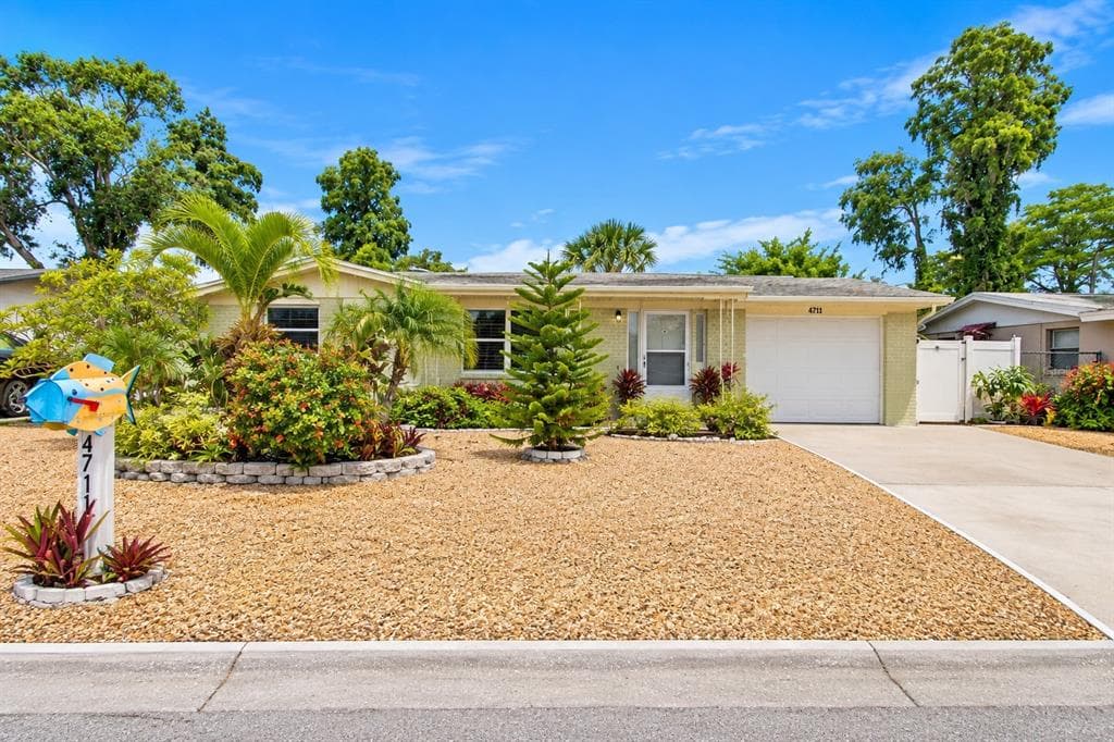 4711 PHOENIX AVENUE photo 1