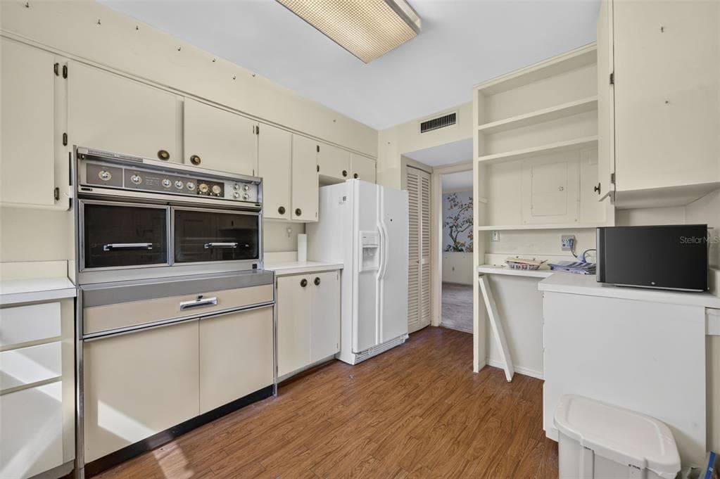 100 S INTERLACHEN AVENUE 401 photo 9