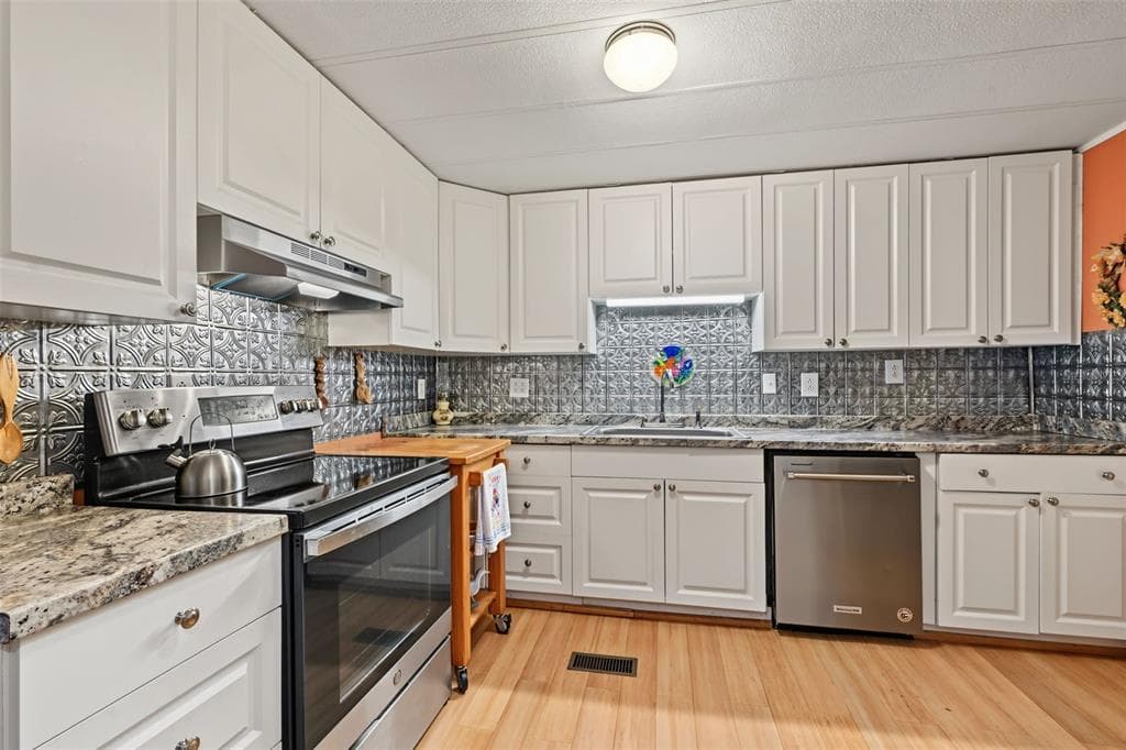 3207 BREWSTER DRIVE photo 16