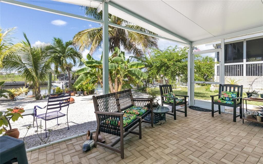 847 OAK STREET photo 23