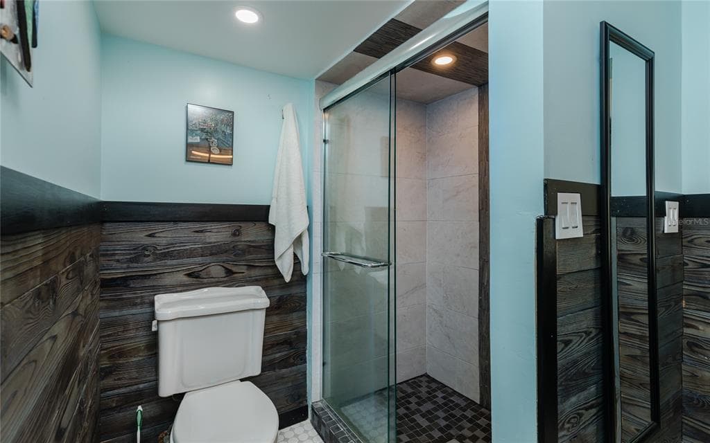 847 OAK STREET photo 18