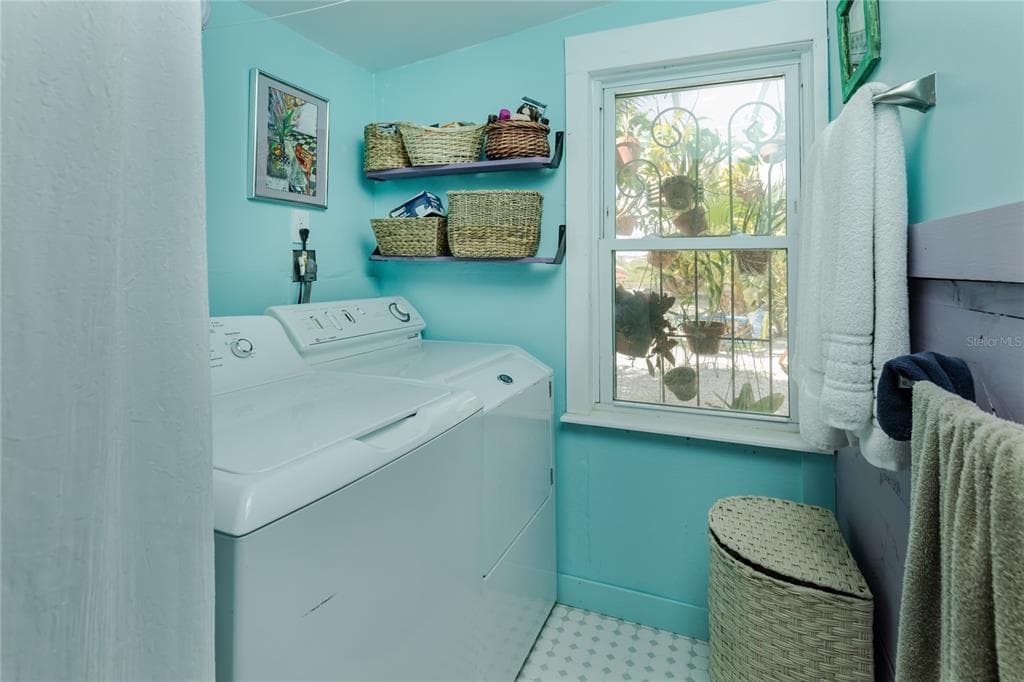 847 OAK STREET photo 19
