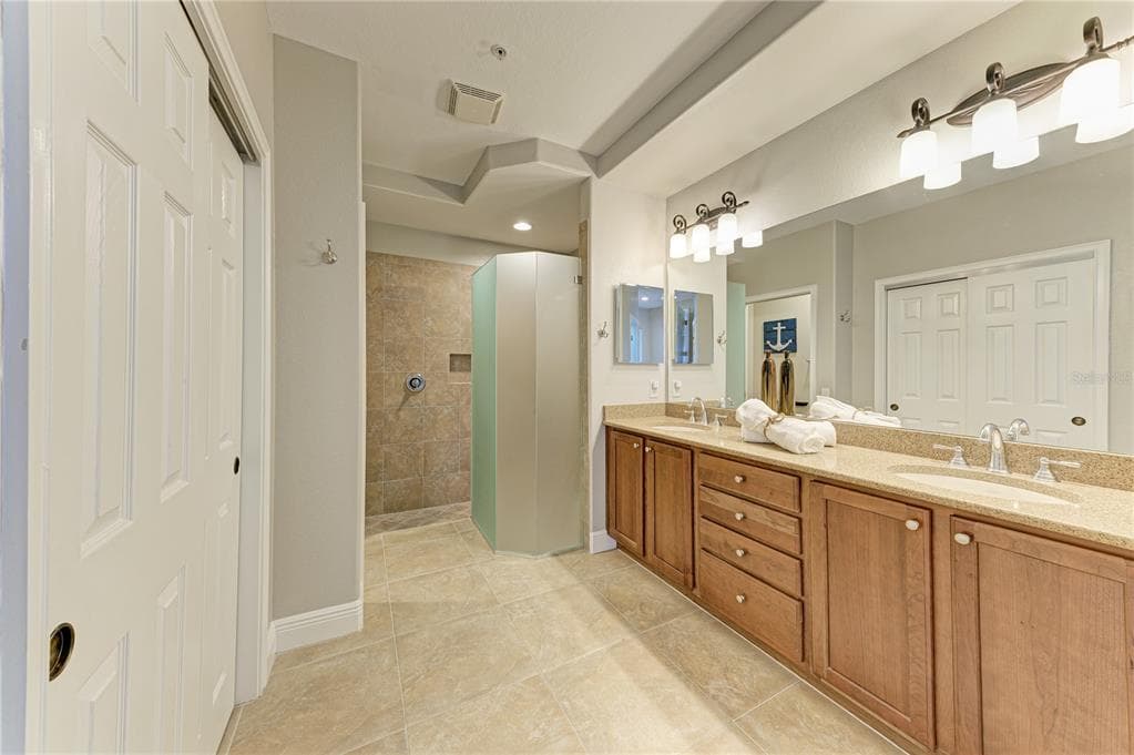 1121 RIVERSCAPE STREET 1121 photo 10