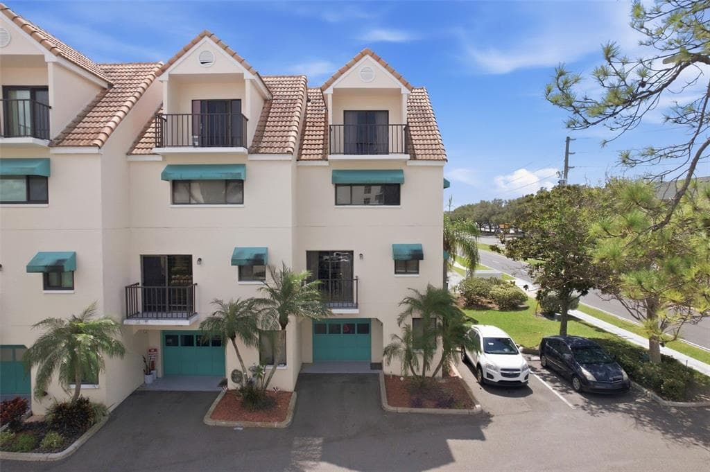 325 ISLAND WAY 101 photo 1