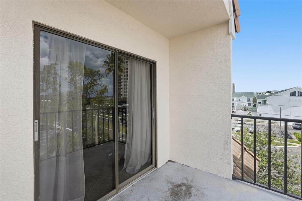 325 ISLAND WAY 101 photo 11