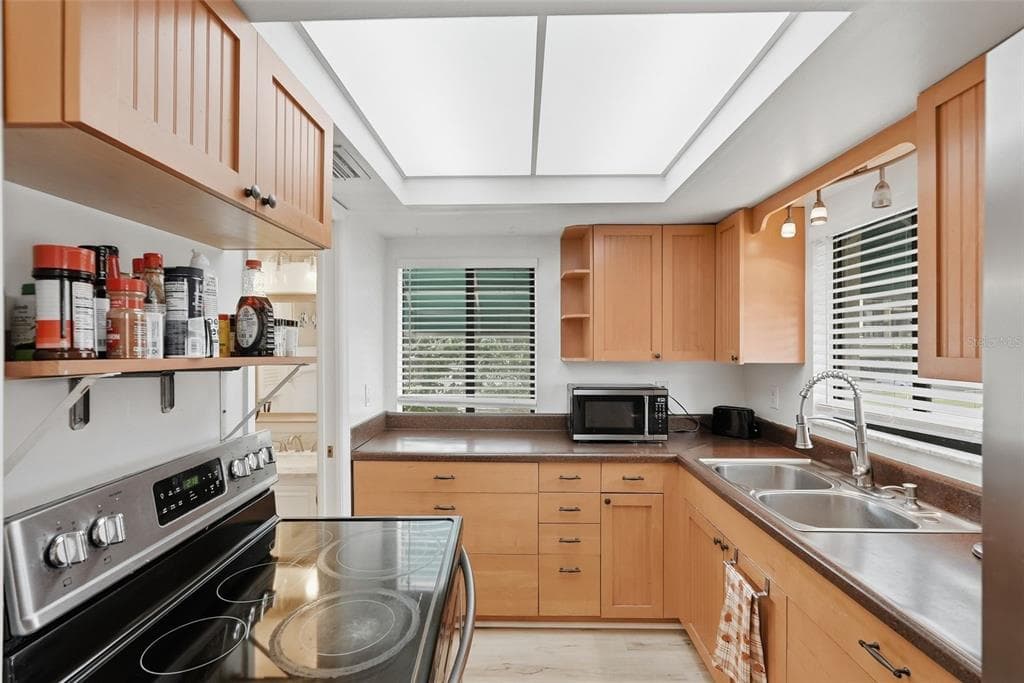 325 ISLAND WAY 101 photo 8