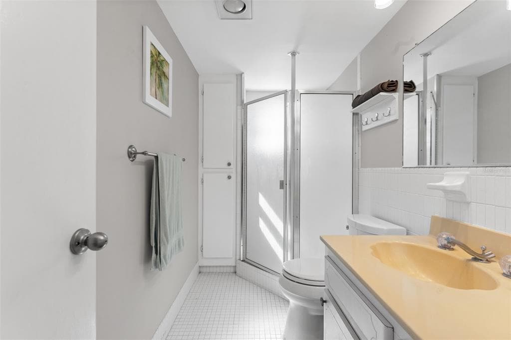 1868 SHORE DRIVE S 208 photo 23