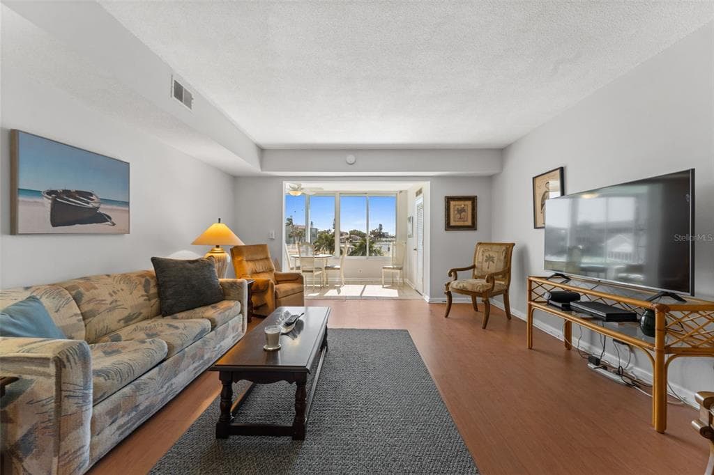 1868 SHORE DRIVE S 208 photo 2