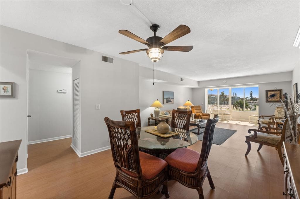 1868 SHORE DRIVE S 208 photo 6