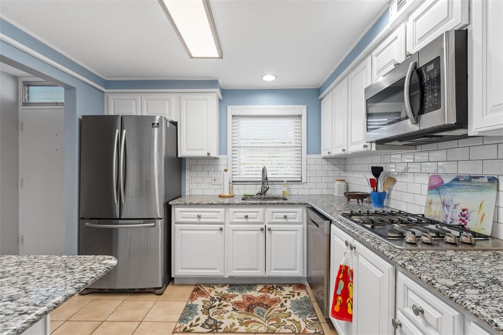 1868 SHORE DRIVE S 208 photo 13