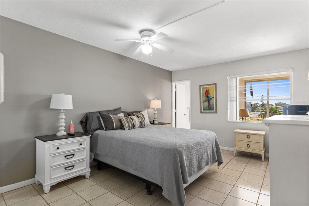 1868 SHORE DRIVE S 208 photo 17