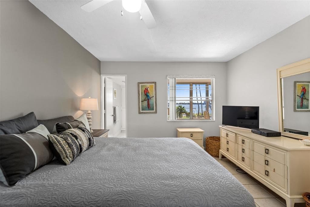1868 SHORE DRIVE S 208 photo 16