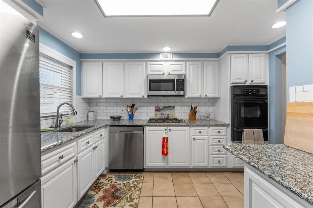 1868 SHORE DRIVE S 208 photo 12