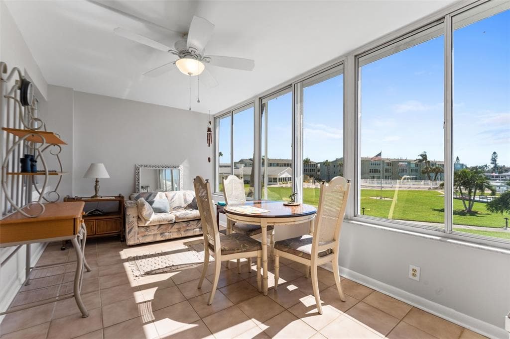 1868 SHORE DRIVE S 208 photo 7