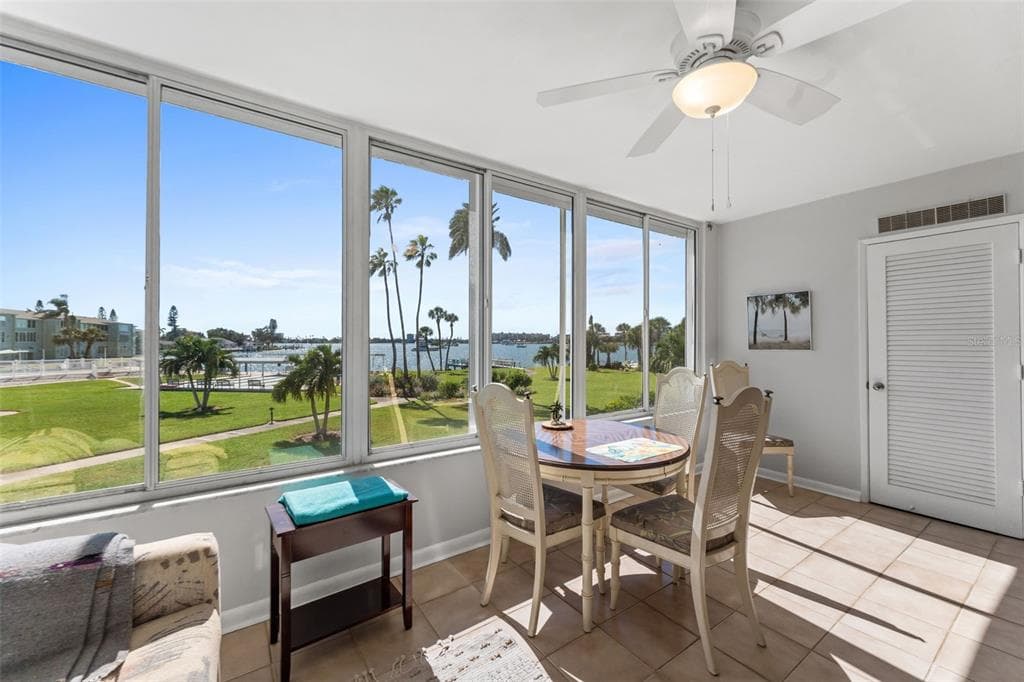1868 SHORE DRIVE S 208 photo 3