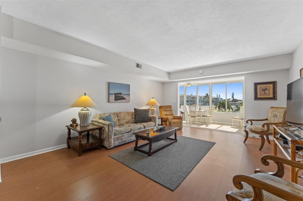 1868 SHORE DRIVE S 208 photo 5