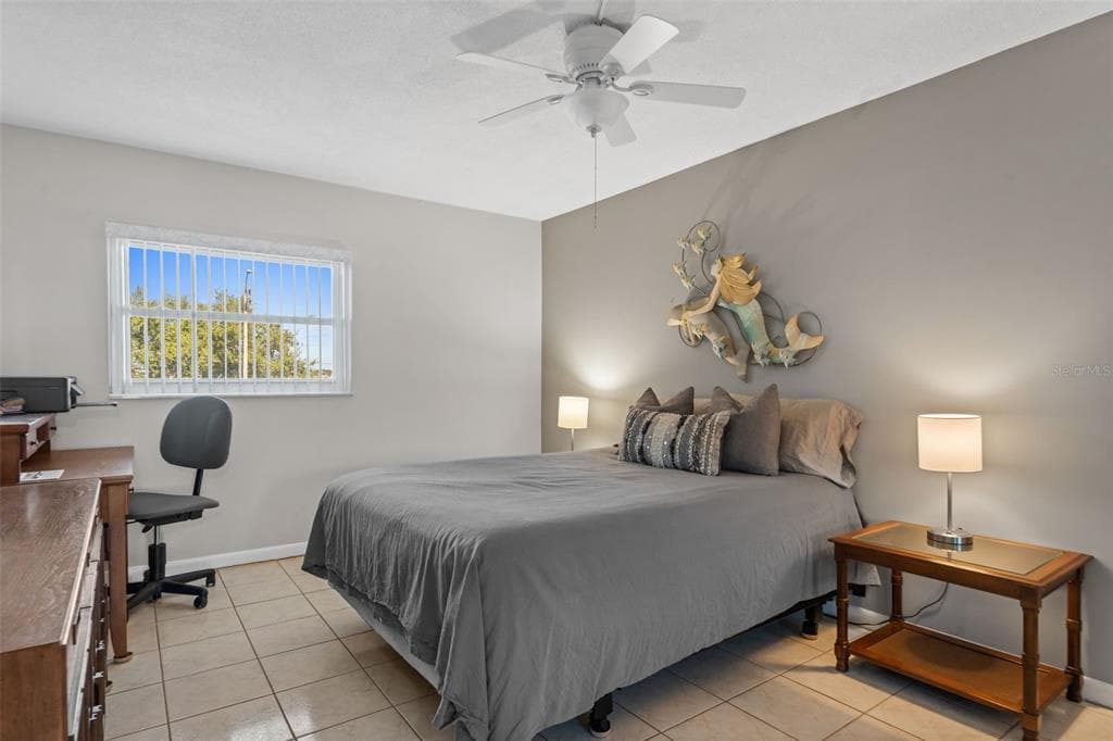 1868 SHORE DRIVE S 208 photo 20