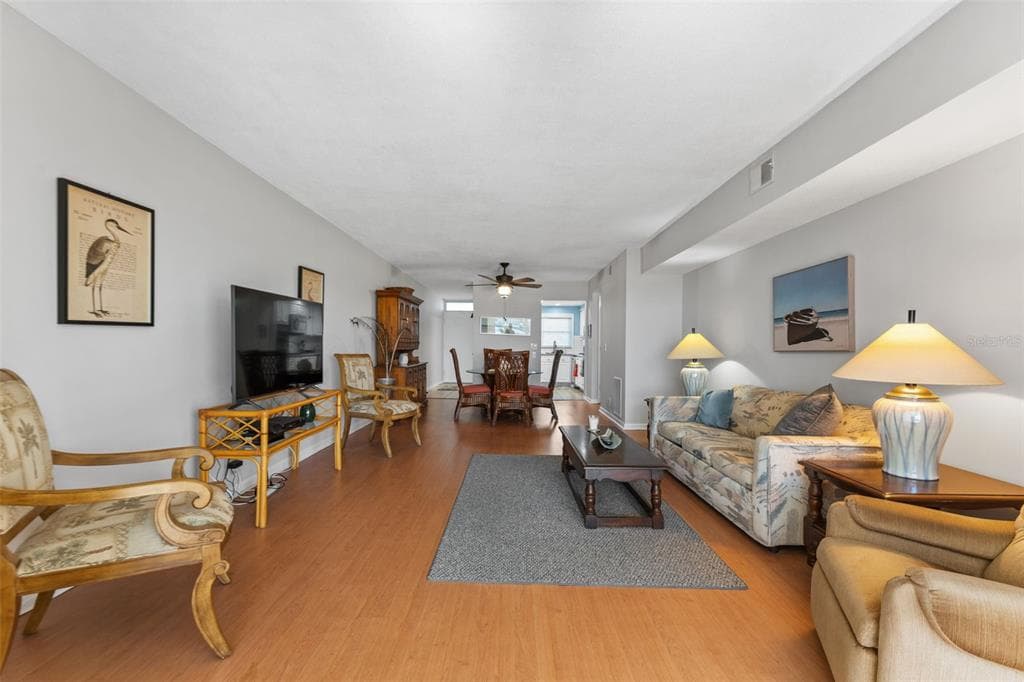 1868 SHORE DRIVE S 208 photo 9