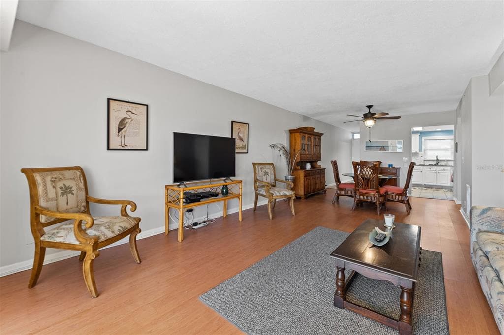 1868 SHORE DRIVE S 208 photo 10