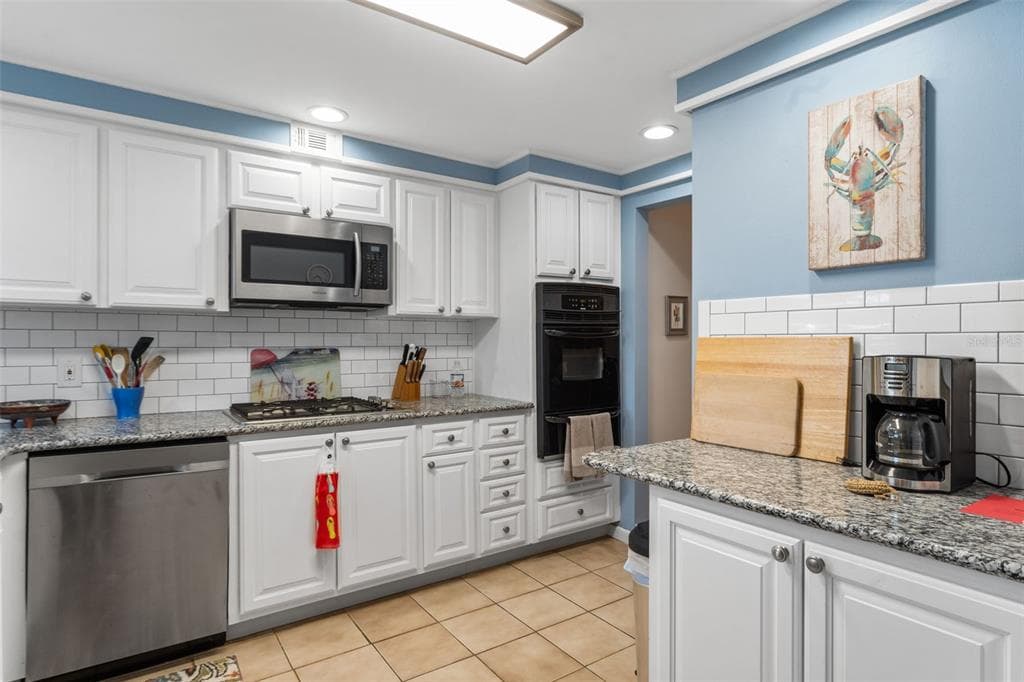 1868 SHORE DRIVE S 208 photo 14