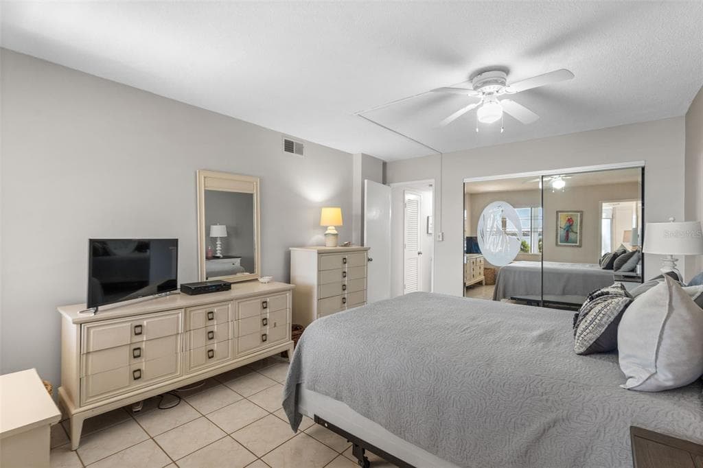 1868 SHORE DRIVE S 208 photo 18