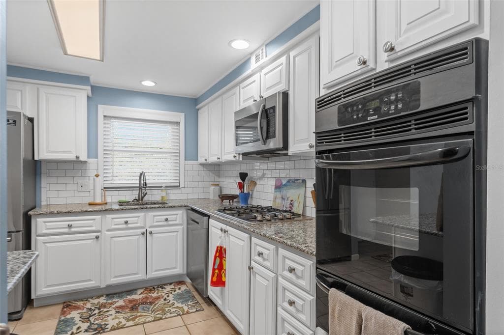 1868 SHORE DRIVE S 208 photo 15