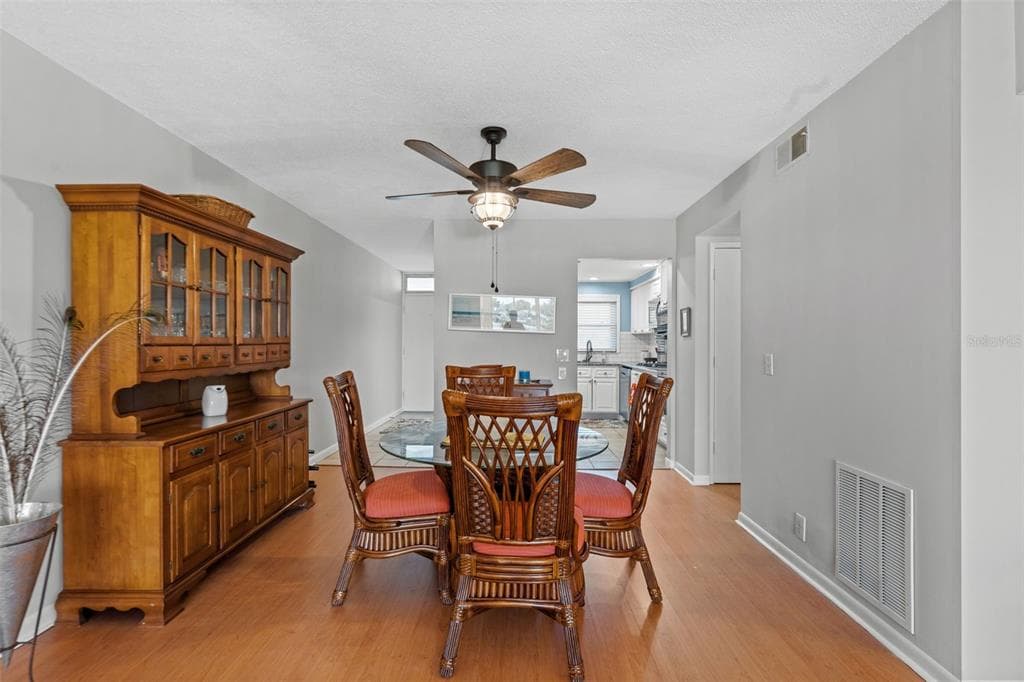 1868 SHORE DRIVE S 208 photo 11