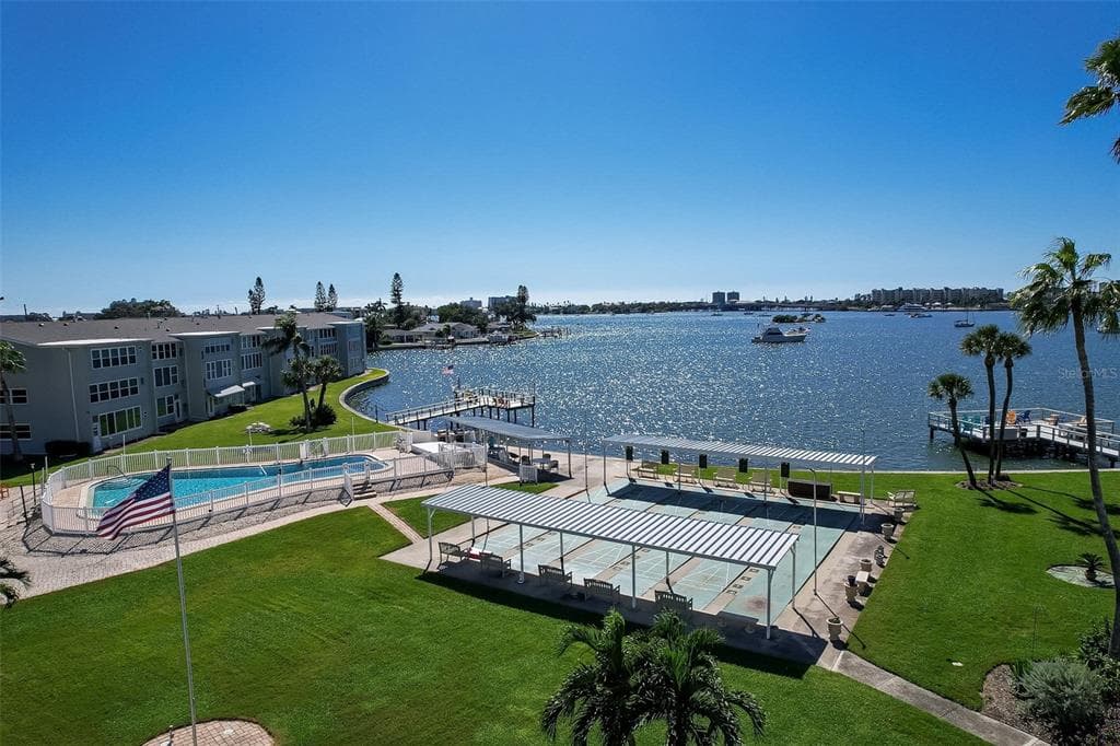 1868 SHORE DRIVE S 208 photo 4