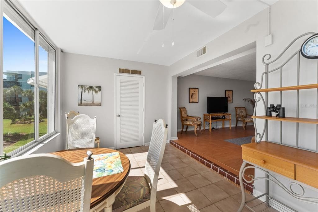 1868 SHORE DRIVE S 208 photo 8