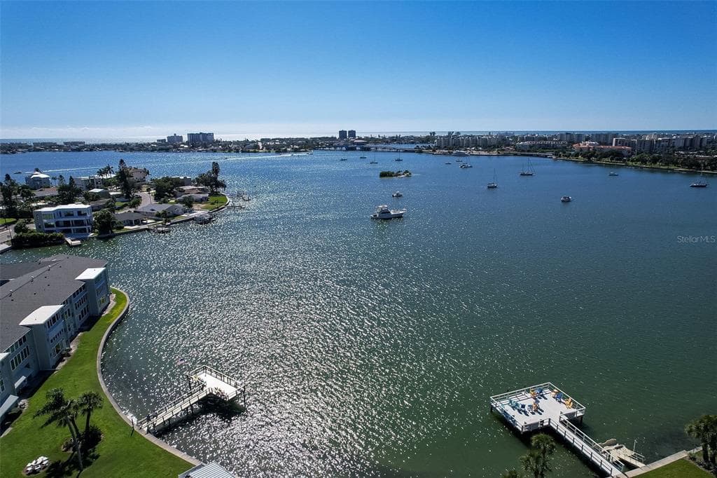 1868 SHORE DRIVE S 208 photo 25
