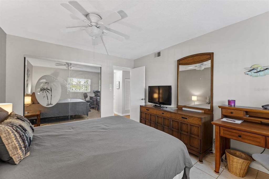 1868 SHORE DRIVE S 208 photo 21