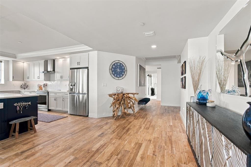 650 COLLANY ROAD 406 photo 10