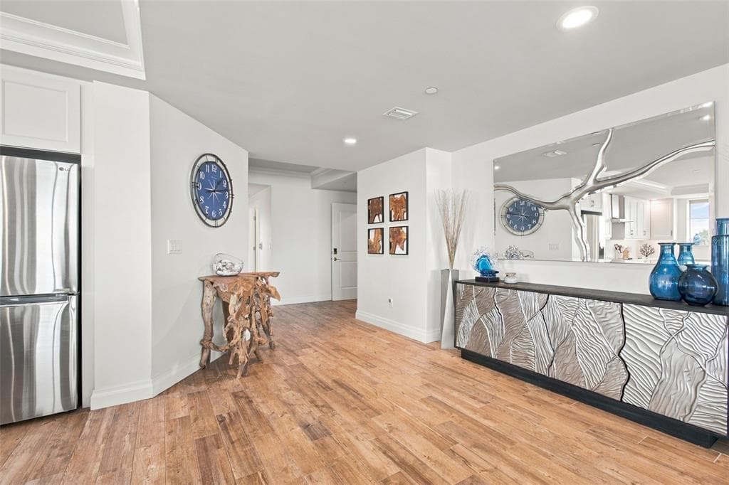 650 COLLANY ROAD 406 photo 11