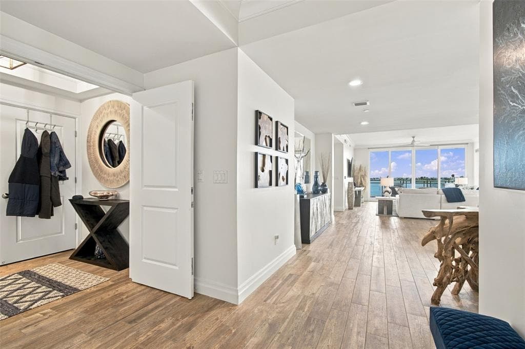 650 COLLANY ROAD 406 photo 8