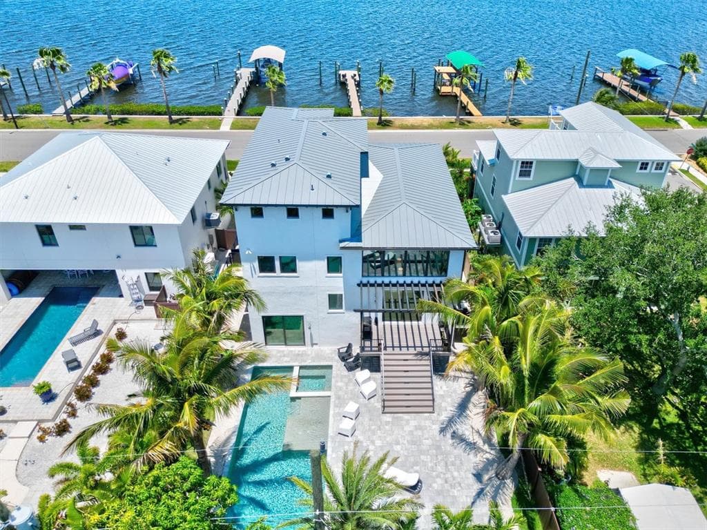 1914 RIVERSIDE DRIVE E 4
