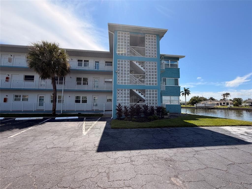 1893 SHORE DR. DRIVE S 216 photo 1