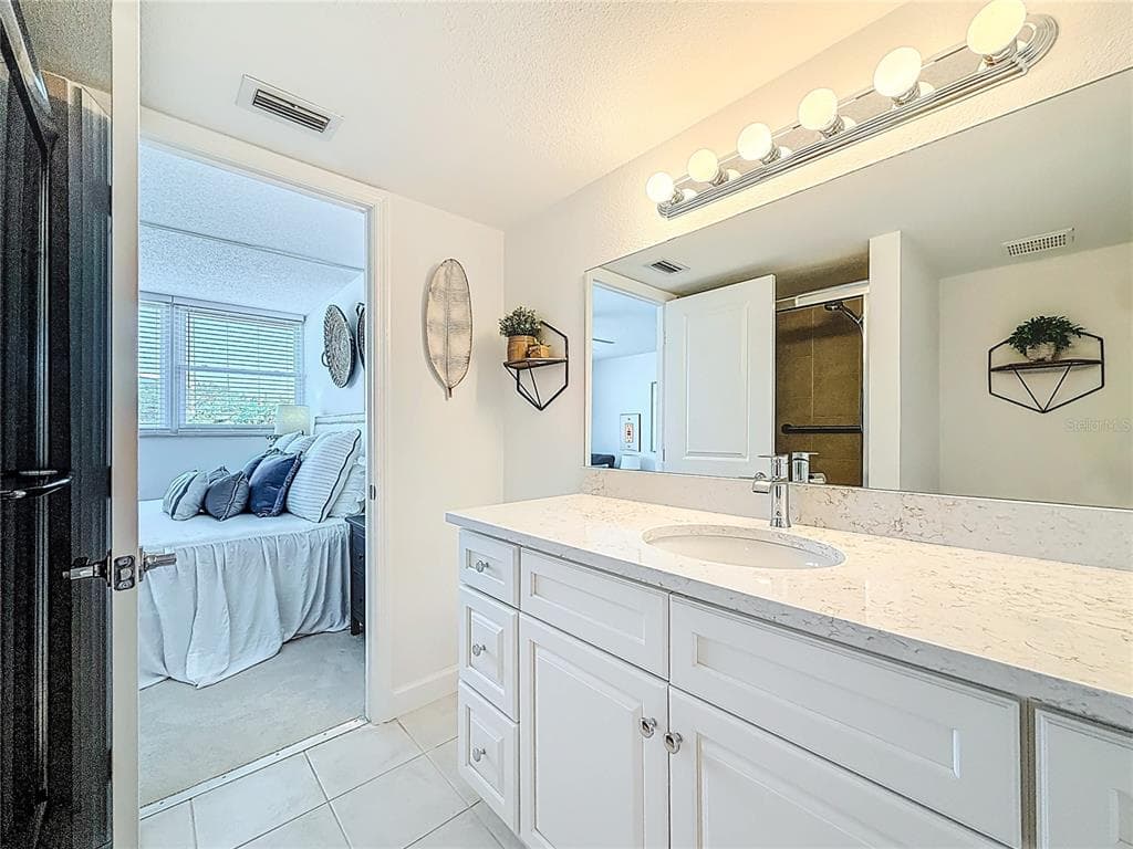7425 BAY ISLAND DRIVE S 105 photo 12
