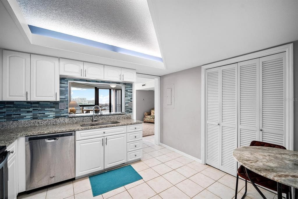 690 ISLAND WAY 912 photo 6