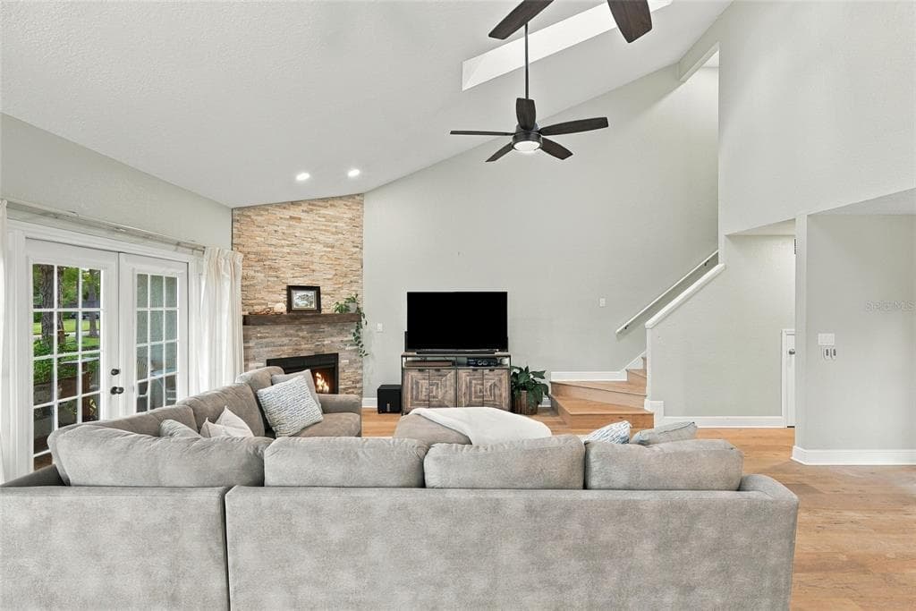 629 SEGOVIA COURT NE 405 photo 16