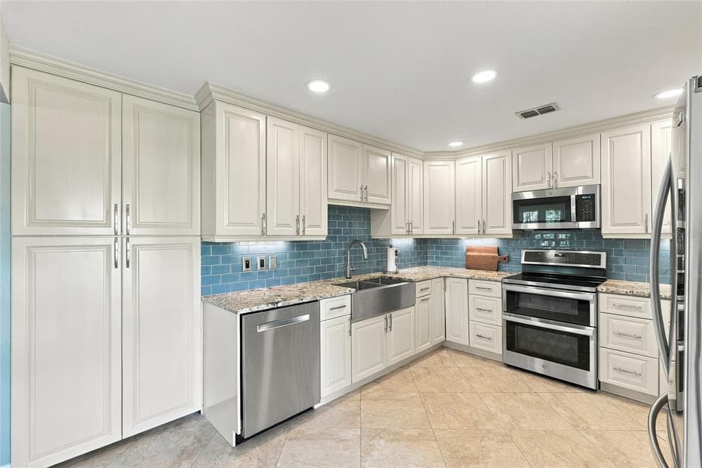 629 SEGOVIA COURT NE 405 photo 8