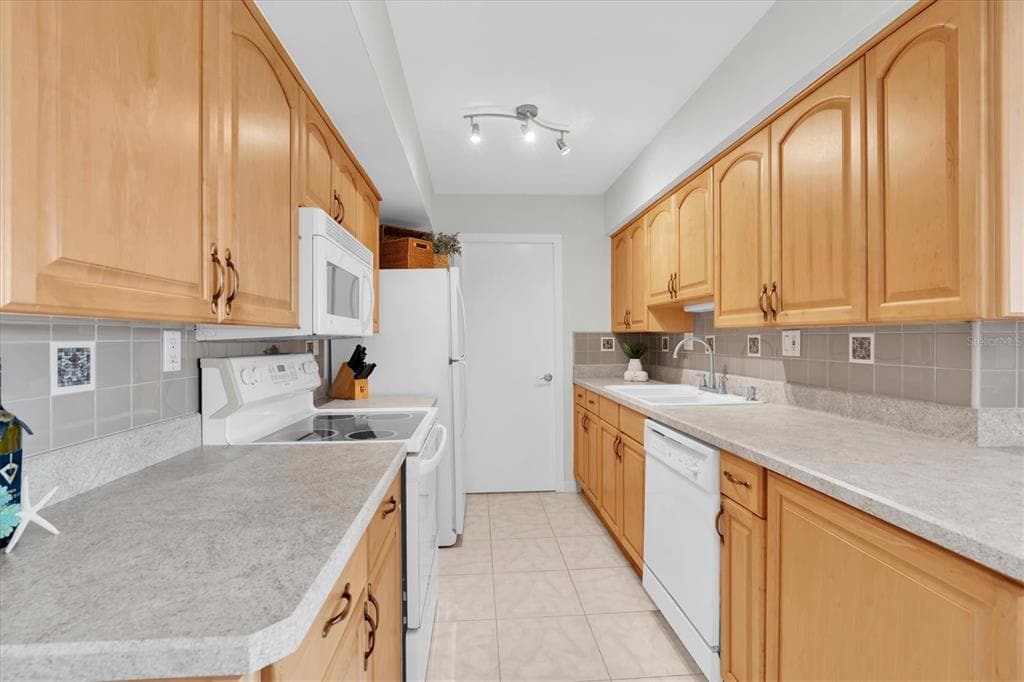 10355 PARADISE BOULEVARD 208 photo 21