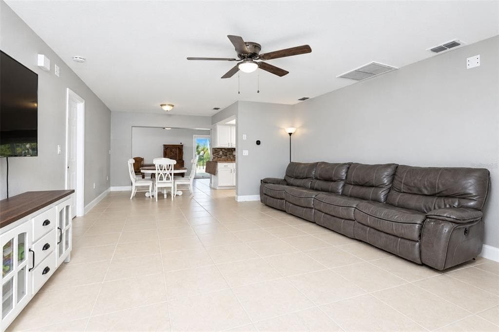 1093 DORCHESTER ST photo 3