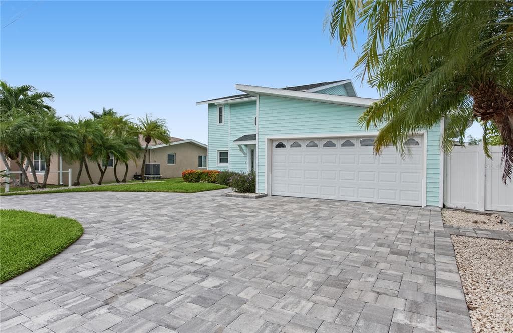 544 LILLIAN DRIVE photo 3