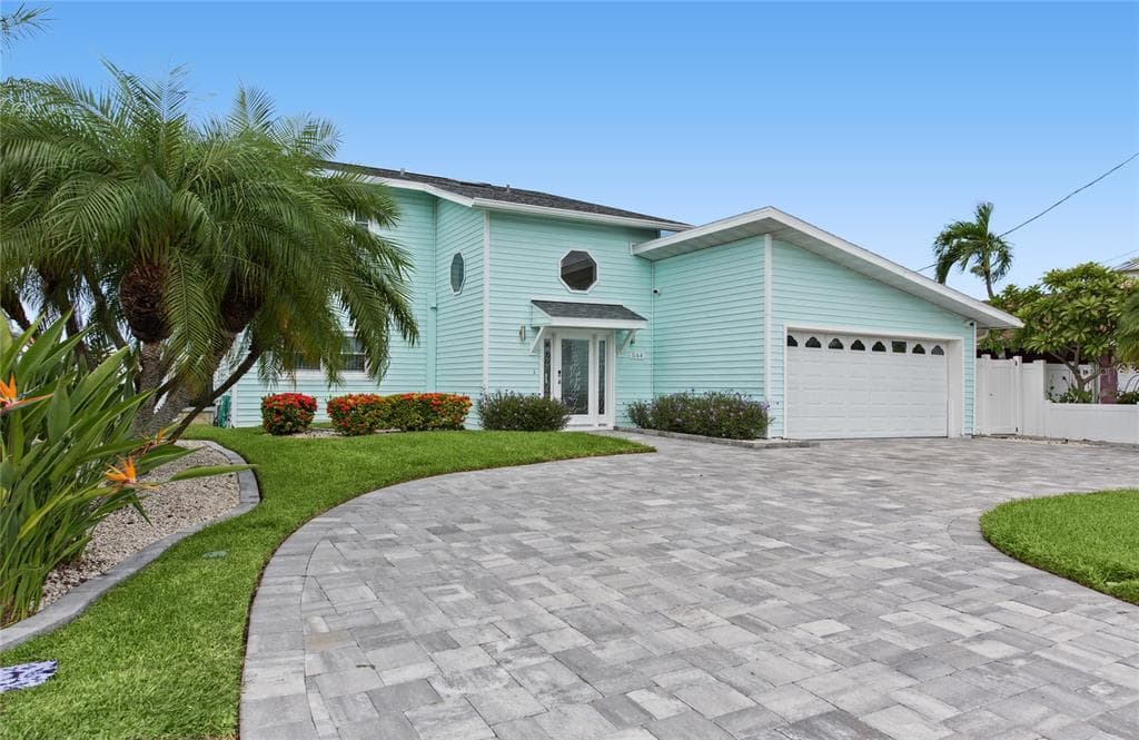 544 LILLIAN DRIVE photo 1