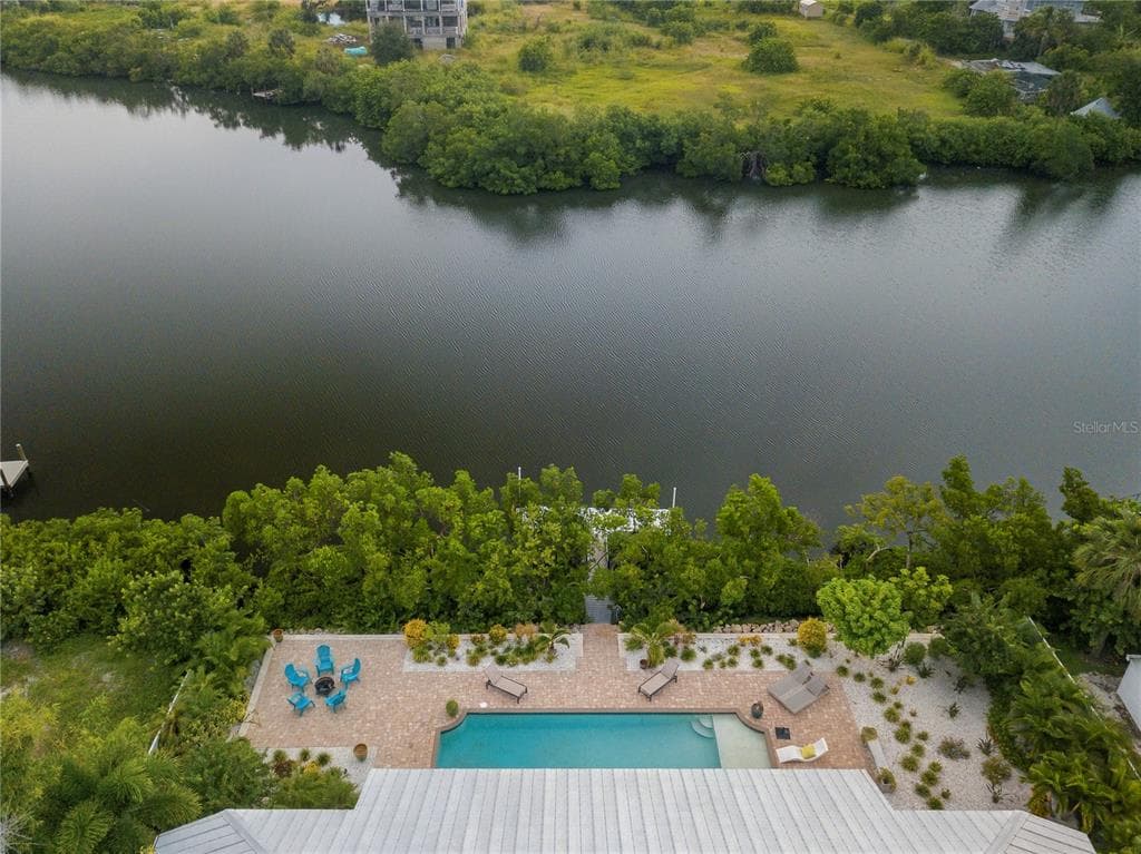 908 BAYSHORE DRIVE 3