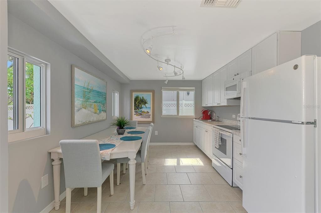 387 AVENIDA MILANO photo 17