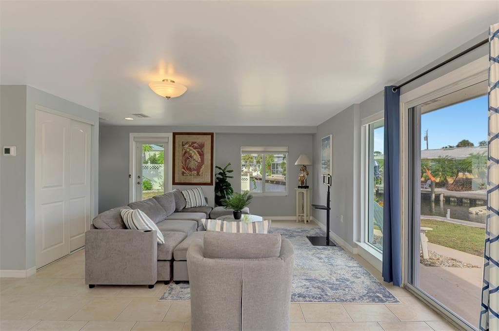 387 AVENIDA MILANO photo 12