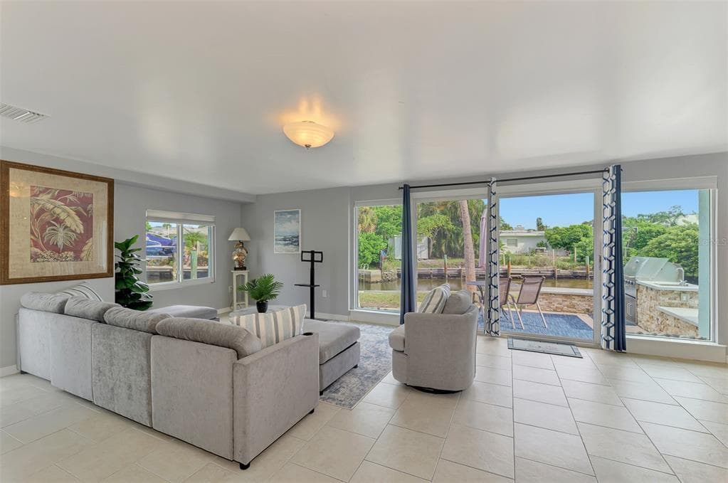 387 AVENIDA MILANO photo 14