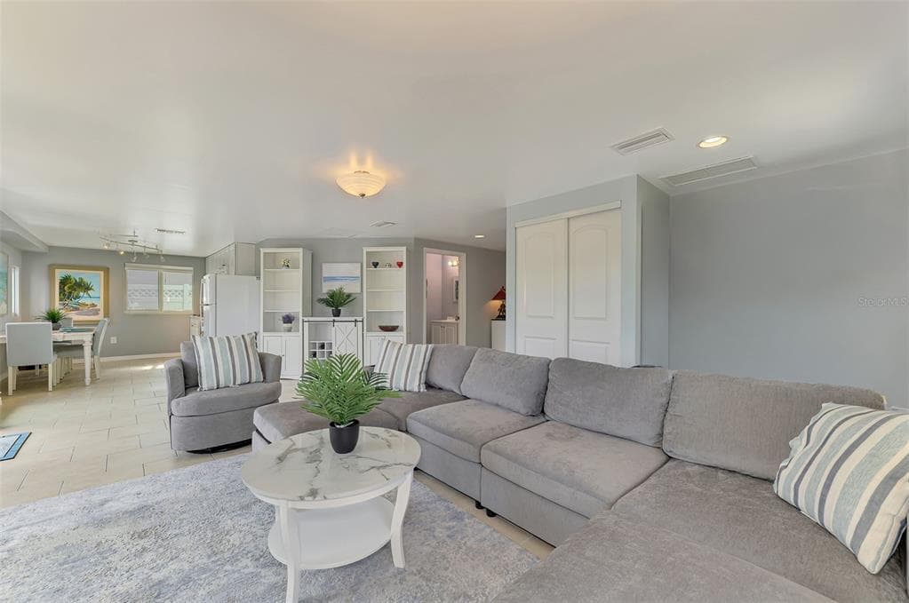 387 AVENIDA MILANO photo 18