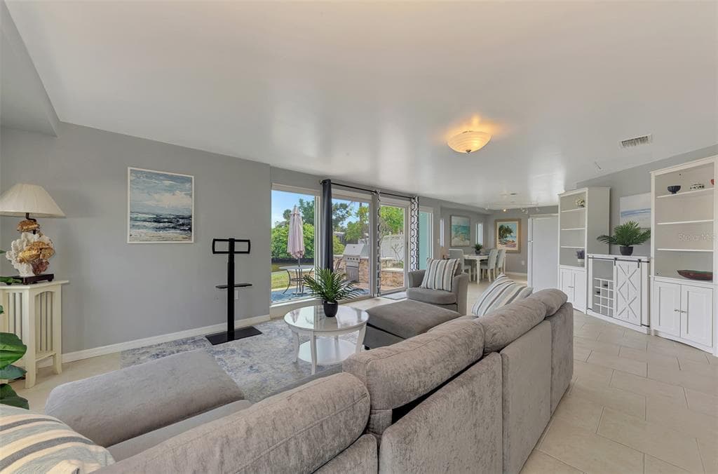 387 AVENIDA MILANO photo 15